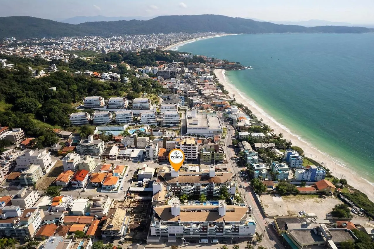 Boulevard 123: Elegant 3-Bedroom Apartment with Heated Pool in Central Bombinhas Beach