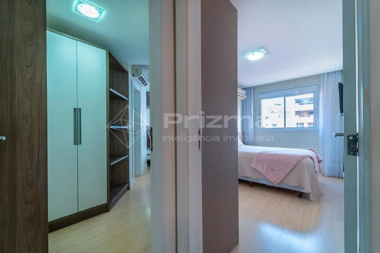 Boulevard 123: Elegant 3-Bedroom Apartment with Heated Pool in Central Bombinhas Beach