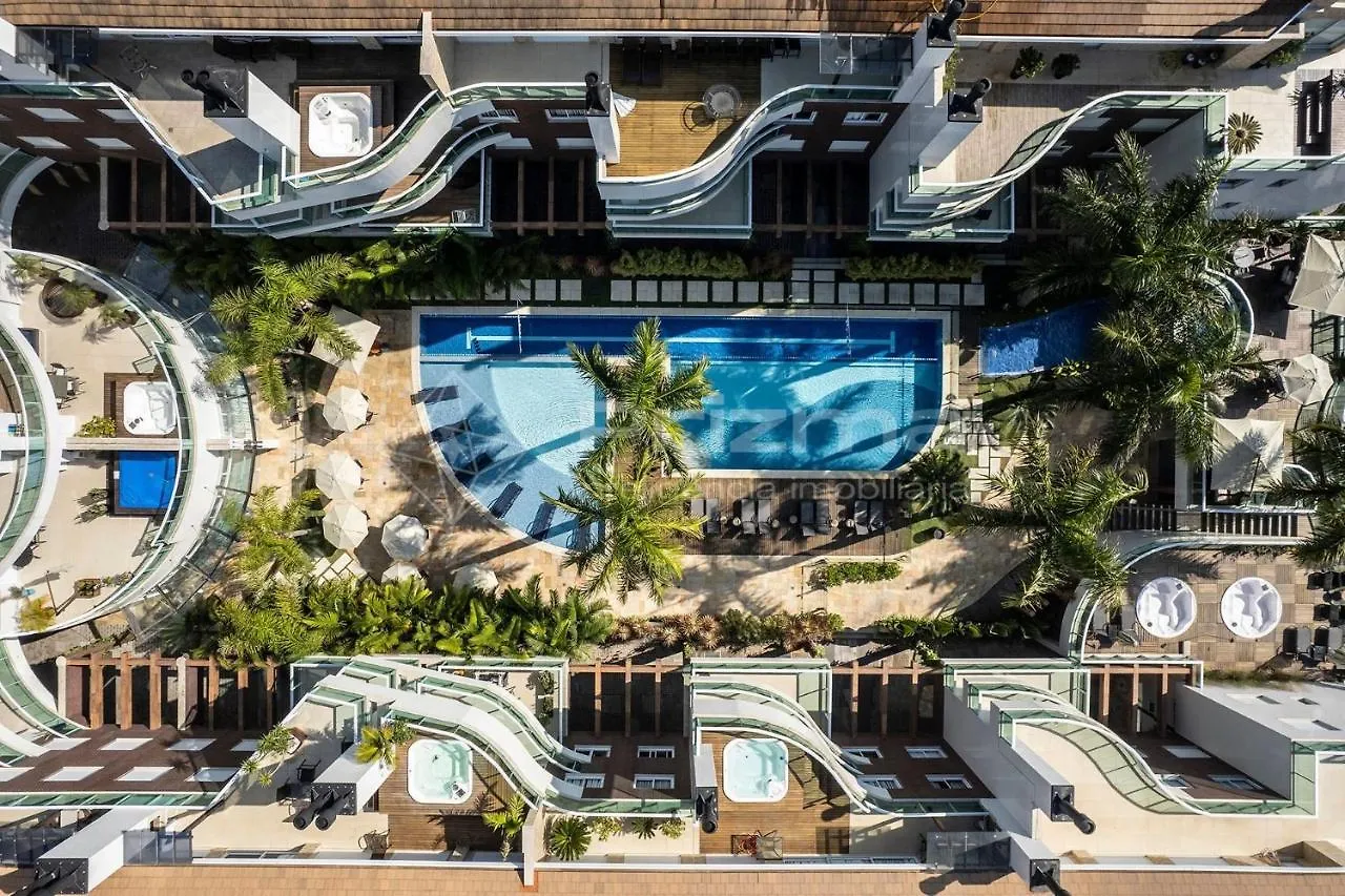 Boulevard 123: Elegant 3-Bedroom Apartment with Heated Pool in Central Bombinhas Beach