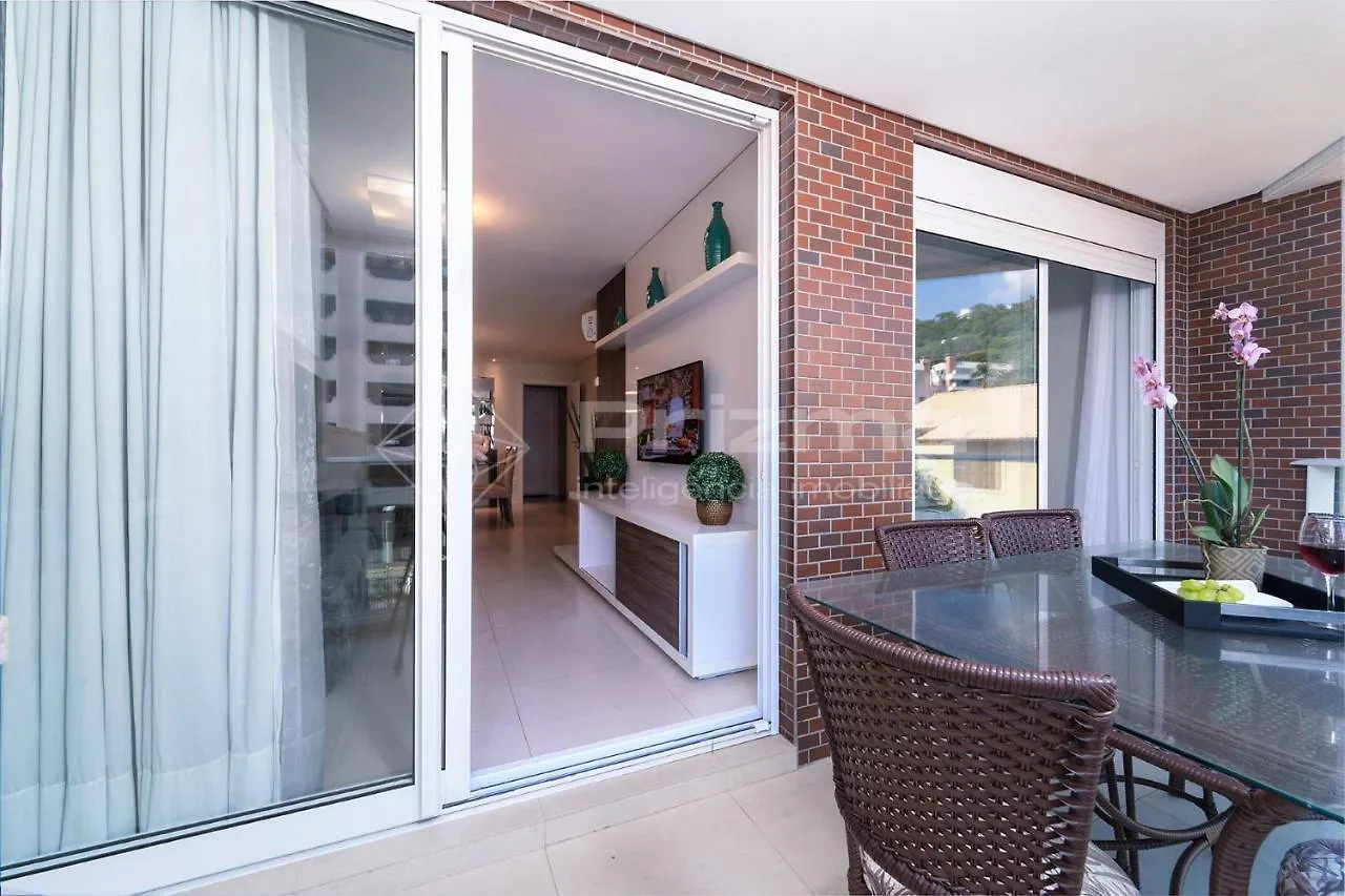Boulevard 123: Elegant 3-Bedroom Apartment with Heated Pool in Central Bombinhas Beach