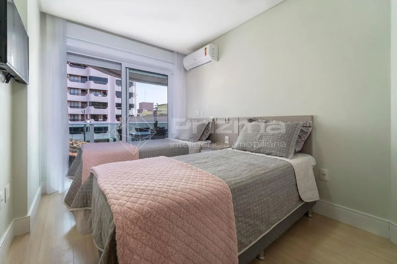 Boulevard 123: Elegant 3-Bedroom Apartment with Heated Pool in Central Bombinhas Beach